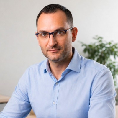 Andrea Lauricella, formatore e autore, in camicia azzurra e occhiali